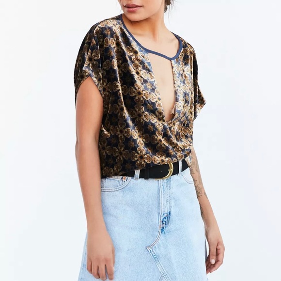 UO Ecote Athena cutout printed velvet top - Picture 10 of 10